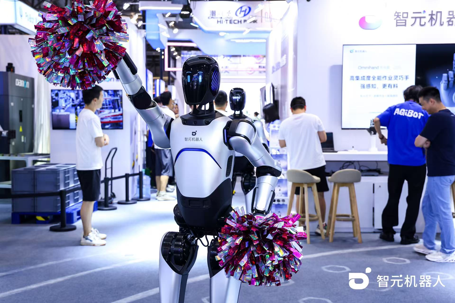DB真人旗舰机器人 WAIC 首日展台火爆，机器人家族集体打工忙不停